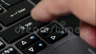在笔记本键盘上按动移位键
